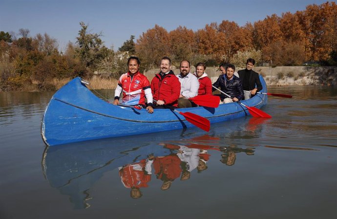 El consejero de Cultura, Turismo y Deporte de la Comunidad de Madrid, Mariano de Paco, acompañado de la deportista María Corbera y el alcalde de Aranjuez, Miguel Gómez, en un paseo en piragüa tras el acto de presentación del proyecto de La Piragüera