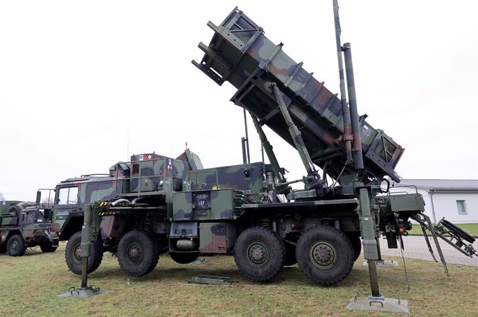 Archivo - 23 January 2023, Mecklenburg-Western Pomerania, Gnoien: A Patriot system launcher is unveiled at a press event hosted by Air Defence Missile Group 24 ahead of the transfer of the first two of three committed Patriot air defence missile squadrons