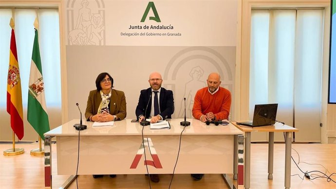 El director general de Formación Profesional y Educación Permanente de la Consejería de Desarrollo Educativo, Florentino Santos, y, a su derecha en la imagen, la delegada territorial en Granada, María José Martín