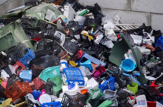 Archivo - Detalle de residuos plásticos en la nueva planta de tratamiento de basura 'La Campiña', planta de tratamiento de basura 'La Campiña', a 20 de octubre de 2022, en Loeches, Madrid (España).