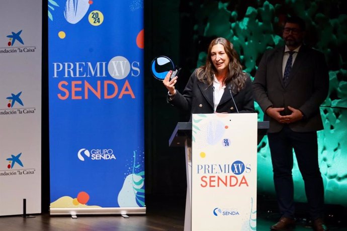 La consejera de Inclusión Social, Juventud, Familias e Igualdad, Loles López, recogiendo en Madrid el premio que el Grupo Senda ha otorgado a la Agencia de Servicios Sociales y Dependencia de Andalucía (Assda).