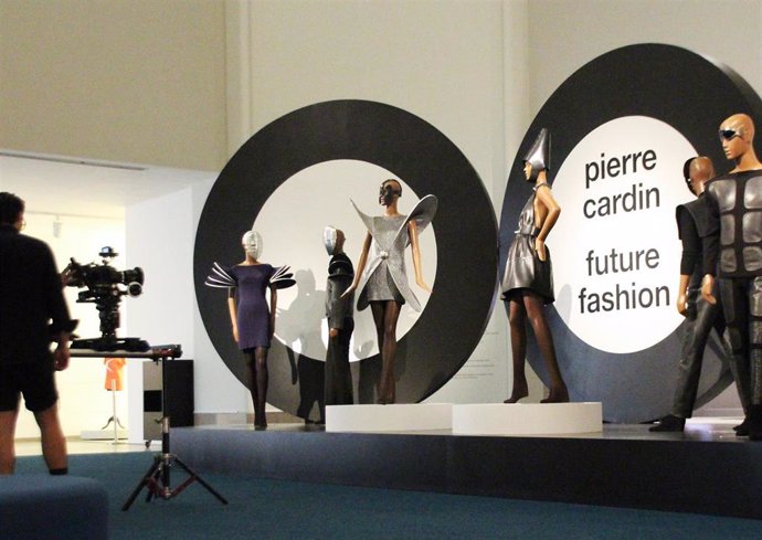 Archivo - FILED - 17 July 2019, US, New York: On the occasion of the 50th anniversary of the moon landing, the Brooklyn Museum is showing futuristic fashion by star designer Pierre Cardin in the exhibition "Pierre Cardin: Future Fashion".  The European Co