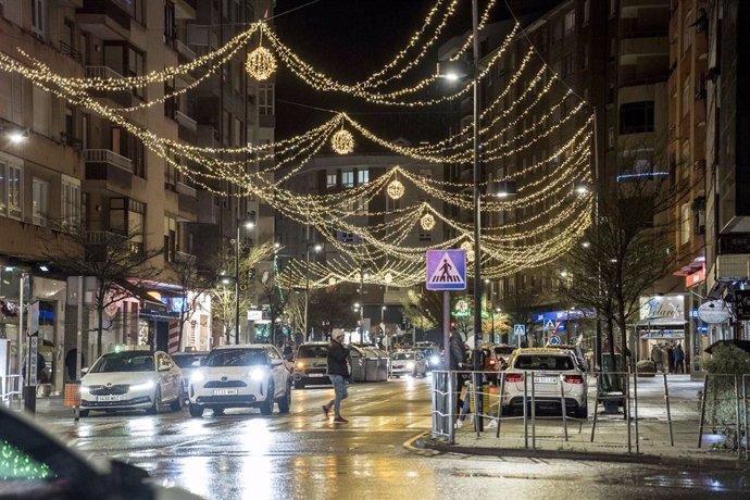 Archivo - Luces de Navidad en Camargo.