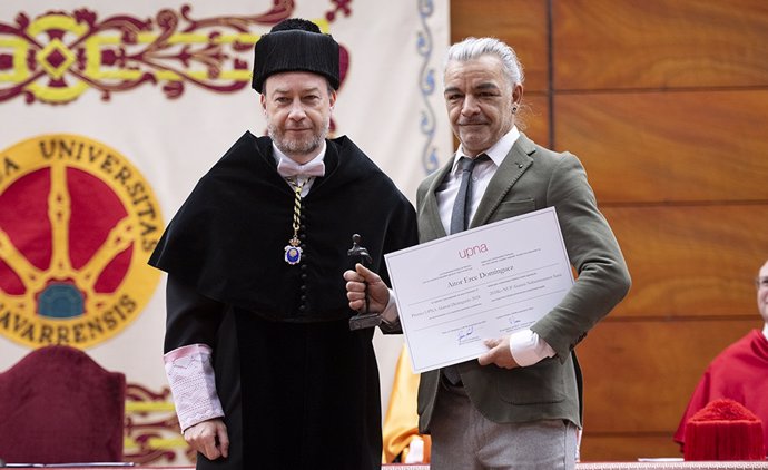 El rector de la UPNA, Ramón Gonzalo, entrega el premio Alumni Distinguido a Aitor Erce