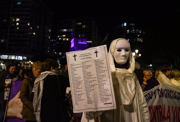 Decenas de personas durante la manifestación convocada por la Coordinadora Feminista por el 25N