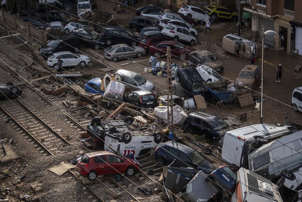 Áreas del paso a nivel entre Alfafar y Sedavi afectadas por la DANA, a 1 de noviembre de 2024, en Valencia, Comunidad Valenciana (España). El sexto balance de fallecidos por el paso de la DANA por la provincia de Valencia deja 202 víctimas mortales.