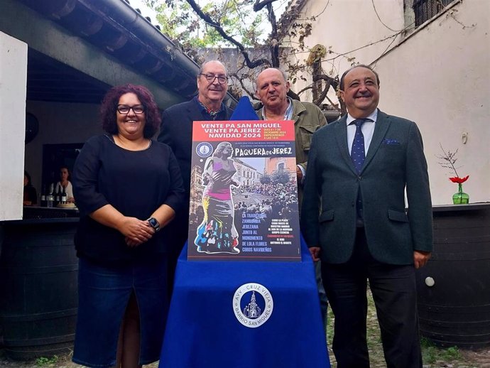 El delegado de Cultura en el Ayuntamiento de Jerez, Francisco Zurita, presenta las zambombas del barrio de San Miguel.