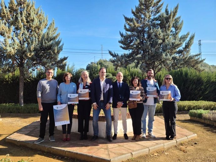 Martínez (4º dcha.), en el acto de entrega, a seis empresas del Parque Natural y Geoparque Sierras Subbéticas, de la Carta Europea de Turismo Sostenible.