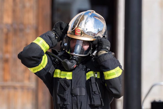 Archivo - Un bombero de la Comunidad de Madrid