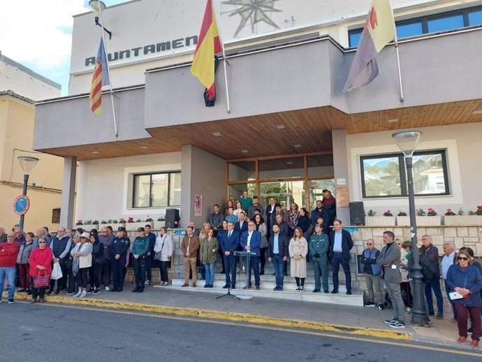 Ibi (Alicante) guarda tres minutos de silencio por los tres trabajadores fallecidos tras la explosión en una fábrica.