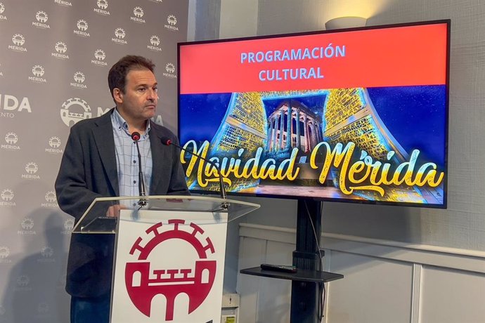 El delegado de Cultura, Antonio Vélez, en la presentación de  las actividades culturales para la navidad en Merida