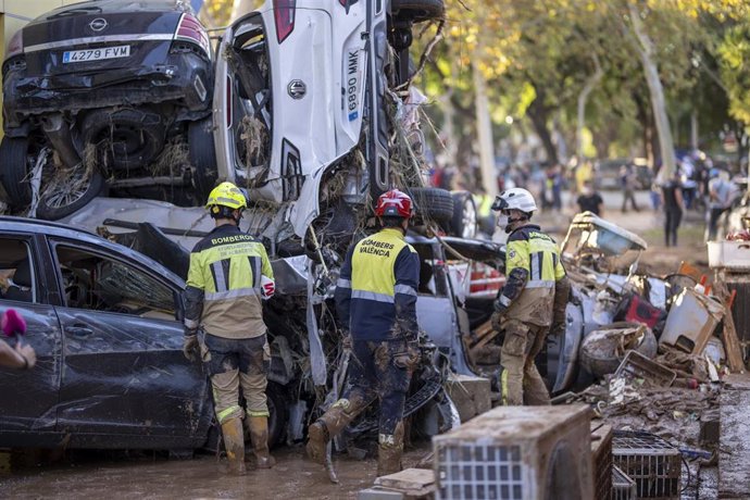 Varios coches y vehículos afectados por el paso de la DANA en Alfafar, Valencia