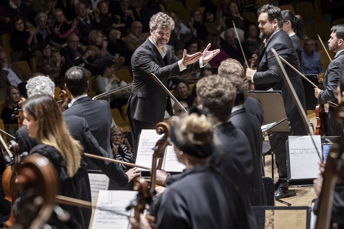 Archivo - Pablo Heras-Casado dirige a la Orquestra de la Comunitat Valenciana en un concierto solidario con los afectados por la riada