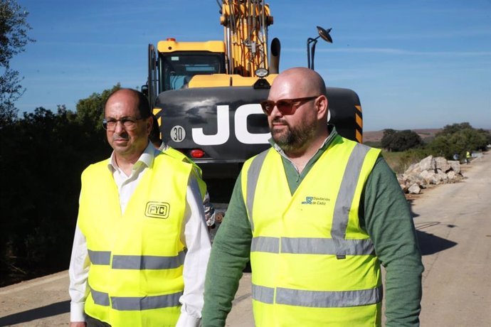 Javier Bello en la CA-8101 junto al alcalde de Villamartín, Juan Luis Morales.