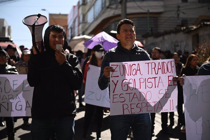 Archivo - 28 June 2024, Bolivia, La Paz: Supporters of the Bolivian government take part in a rally after the failed coup attempt demanding prison sentences for the members of the armed forces who took part in it. Photo: Radoslaw Czajkowski/dpa