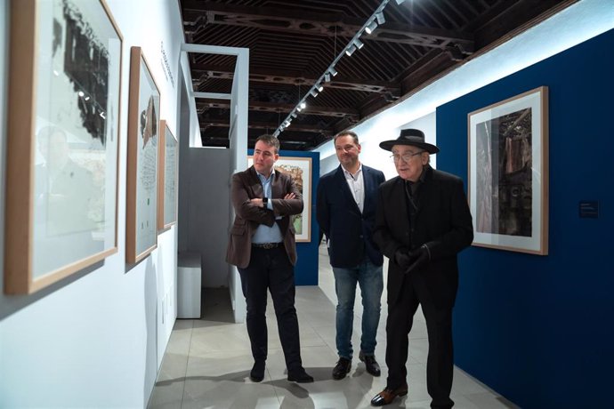 Fernando Giménez, Juan Manuel Martín y José María Mezquita visitan la exposición del Murec.