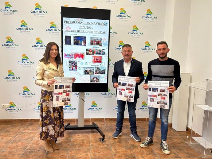 El presidente de la Mancomunidad de Municipios de la Costa del Sol Axarquía, Jorge Martín; la alcaldesa de Árchez, Mari Carmen Moreno y el teniente alcalde, Rubén Ariza, han presentado este jueves la programación de Navidad del municipio.