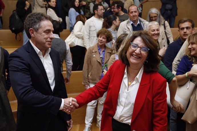 El catedrático Enrique Herrero (i) y la catedrática Amparo Navarro, reelegida como rectora de la Universidad de Alicante (UA) durante los próximos seis años, en el momento de conocer los resultados en el campus de la UA, el jueves 28 de noviembre de 2024.