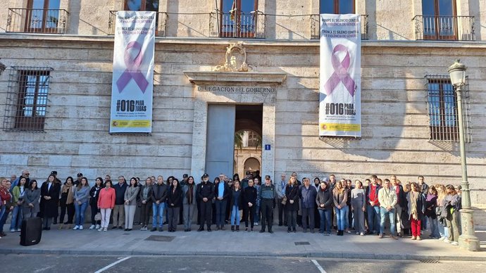 Imatge del minut de silenci celebrat a València per a condemnar la mort d'una jove de 15 anys diumenge passat a Oriola presumptament a mans de la seua parella, un menor de 17 anys.