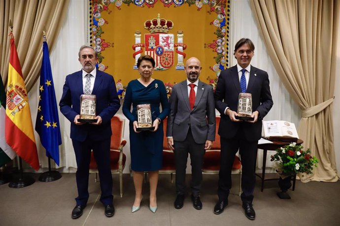 El subdelegado del Gobierno en Málaga, Javier Salas,  (2d) la ex política Magdalena Álvarez (2i, el rector de la UPO, Francisco Oliva (d) reciben el Premios Caleta en el acto conmemorativo del 46 aniversario de la Constitución .