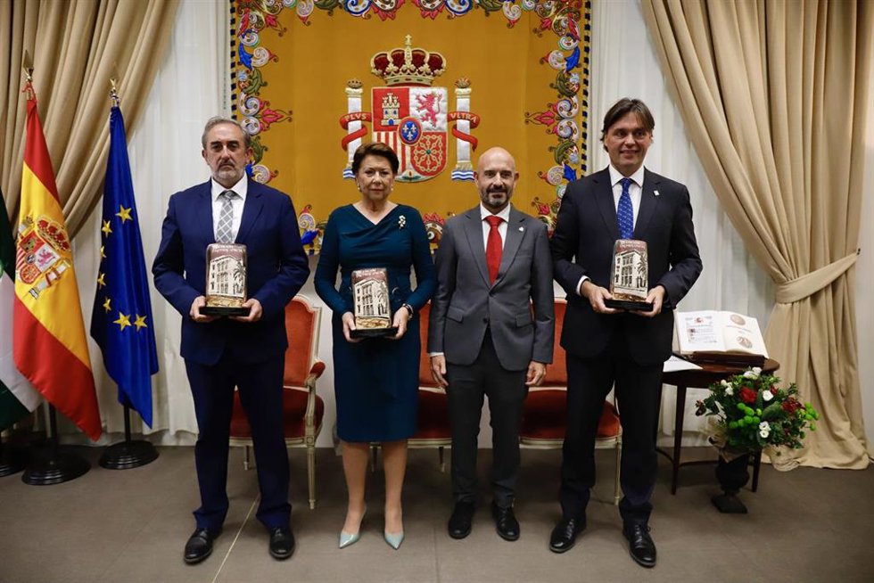 El subdelegado del Gobierno en Málaga, Javier Salas,  (2d) la ex política Magdalena Álvarez (2i, el rector de la UPO, Francisco Oliva (d) reciben el Premios Caleta en el acto conmemorativo del 46 aniversario de la Constitución .