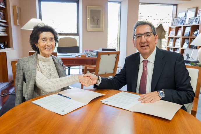 Convenio firmado por la presidenta fundadora de la Escuela de Música Reina Sofia,  Paloma O'Shea, y el presidente de la Fundación Cajasol, Antonio Pulido