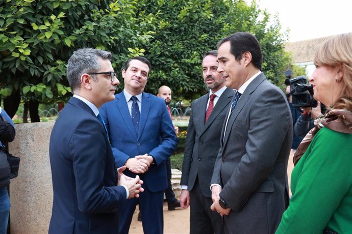 El ministro de Presidencia, Justicia y Relaciones con las Cortes, Félix Bolaños (1i), y el consejero de Justicia, Administración local y Función Publica, José Antonio Nieto (d). (Foto de archivo).