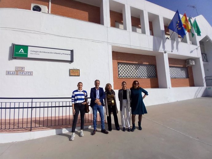 La delegada de Desarrollo Educativo y Formación Profesional de la Junta de Andalucía en la provincia de Cádiz, Isabel Paredes, en una visita al CEIP Blas Infante de la localidad de Puerto Serrano