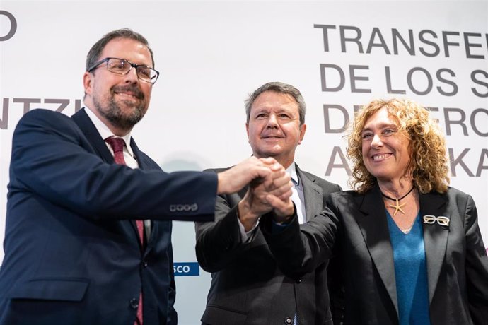 (I-D) El presidente de Renfe, Raül Blanco; el secretario de Estado de Transportes y Movilidad Sostenible, José Antonio Santano y la consejera de Movilidad Sostenible, Susana García Chueca, en la firma  del traspaso de Cercanías de Renfe 