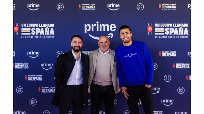 El jugador del Real Madrid Dani Carvajal, el seleccionador nacional, Luis de la Fuente, y el centrocampista del Manchester City Rodri Hernández.