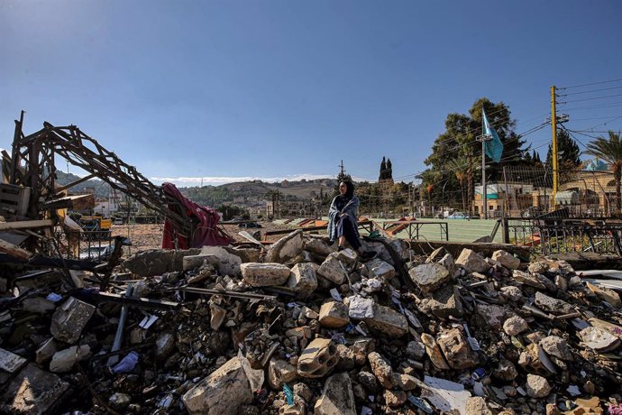 28 November 2024, Lebanon, Nabatieh: A Lebanese resident of the southern city of Nabatieh sits on the rubble of a shop in the devastated city old market one day after a cease-fire between pro-Iranian Hezbollah and Israel was agreed upon. Photo: Marwan Naa