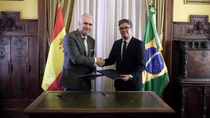 Acto de firma País Socio FITUR 2025 por el Embajador de Brasil, Orlando Leite Ribeiro, y el Vicepresidente Ejecutivo de IFEMA Madrid, Daniel Martínez.