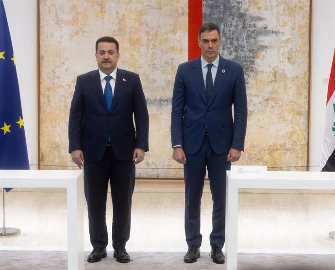 El presidente del Gobierno, Pedro Sánchez, y el primer ministro de Irak, Mohamed Shia al Sudani, durante su reunión en el Palacio de la Moncloa