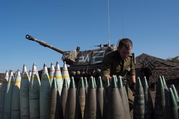 Archivo - Imagen de archivo de un militar israelí con municion de gran calibre en la frontera con Líbano