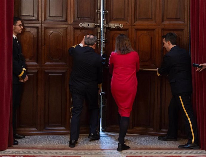 Archivo - La presidenta del Congreso, Francina Armengol, abre la Puerta de los Leones del Congreso durante la Jornada de Puertas Abiertas en el Congreso de los Diputados, a 1 de diciembre de 2023, en Madrid (España).