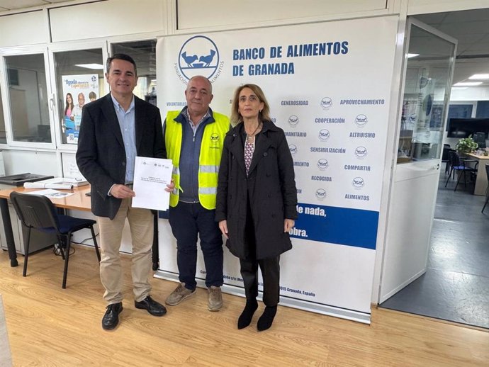 La gerente del Consorcio Vega Sierra Elvira, María José Mateos, junto con el director de Aguasvira, Carlos Corral, y el presidente del Banco de Alimentos de Granada, Manuel Marchal