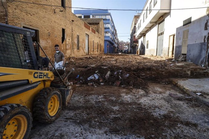 Una calle cubierta de barro, a 28 de noviembre de 2024, en Paiporta, Valencia (Comunidad Valenciana). 