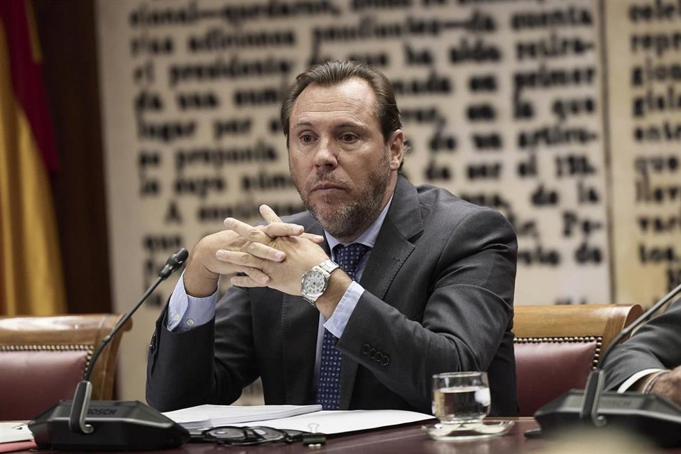 Archivo - El ministro de Transportes y Movilidad Sostenible, Óscar Puente, durante su comparecencia ante la Comisión de Transportes y Movilidad Sostenible del Senado para explicar los reiterados retrasos y múltiples incidencias en la red ferroviaria esp
