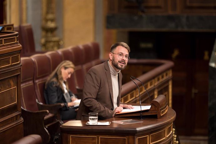 El diputado de Compromís, Alberto Ibáñez, durante una sesión plenaria, en el Congreso de los Diputados, a 26 de noviembre de 2024, en Madrid (España). El Pleno del Congreso celebra esta semana las votaciones para elegir al nuevo presidente del Consejo de 