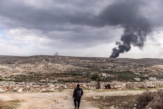 Humo debido a los combates entre los rebeldes sirios armados y el Ejército de Siria en la provincia de Alepo 