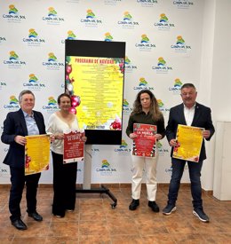 El presidente de la Mancomunidad de Municipios de la Costa del Sol Axarquía, Jorge Martín; la concejala de Cultura del Ayuntamiento de Periana, Gema Frías; Susana Martín, mayordoma de La Muela y Mari Carmen Perea, del Coro Rociero Camino de Olivares