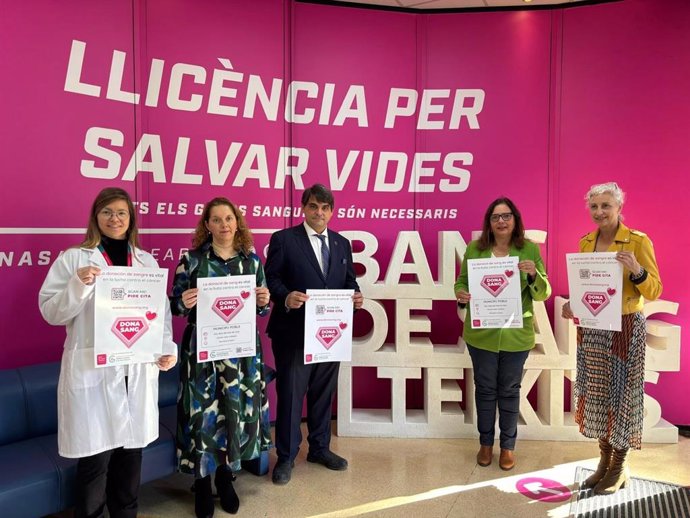 El presidente de AECC Baleares, José Reyes, y la consellera de Salud, Manuela García, en el acto de la firma del acuerdo.