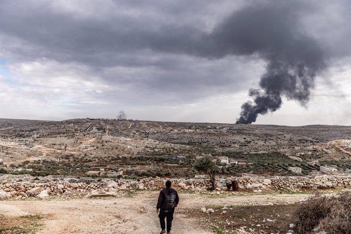 27 November 2024, Syria, Aleppo: Smoke rises from ongoing battles between Syrian opposition forces and Syrian regime troops, supported by Iranian-backed militias, in the Aleppo countryside. The clashes erupted after opposition forces launched a campaign n