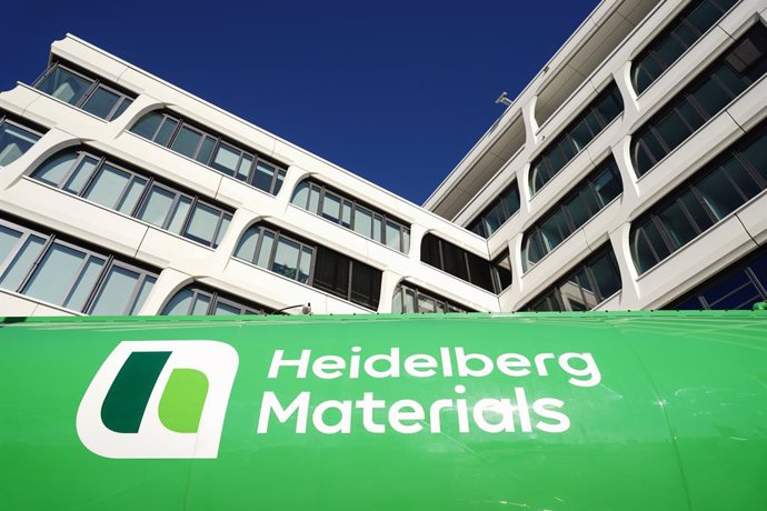 Archivo - FILED - 13 February 2023, Baden-Wuerttemberg, Heidelberg: A company logo of the building materials group "Heidelberg Materials", is attached to a truck trailer parked in front of the company headquarters. Photo: Uwe Anspach/dpa