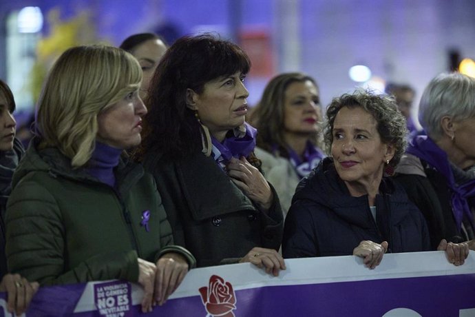 La ministra de Educación, Formación Profesional y Deportes, Pilar Alegría (1i), y la ministra de Igualdad, Ana Redondo (2i), durante la manifestación organizada por el Foro de Madrid Contra la Violencia a las Mujeres con motivo del 25N