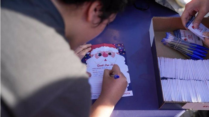 Niños de Cañada Real (Madrid) inauguran la campaña navideña de Fundación Madrina con la entrega de cartas a Reyes Magos