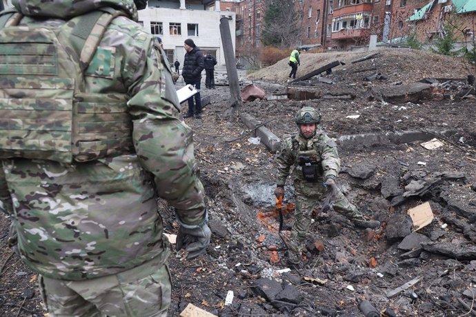 November 25, 2024, Kharkiv, Ukraine: KHARKIV, UKRAINE - NOVEMBER 25, 2024 - A law enforcer searches the crater near apartment buildings after a Russian missile attack in the Kyivskyi district of Kharkiv, northeastern Ukraine. On Monday morning, November 2