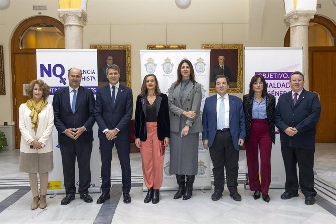 Carmen Martínez Perza, delegada del Gobierno contra la Violencia de Género, Pedro Fernández Peñalver, delegado del Gobierno en Andalucía y María José Casero Garfia abogada, diputada undécima de la Junta de Gobierno del ICAS y coordinadora de la Comisión