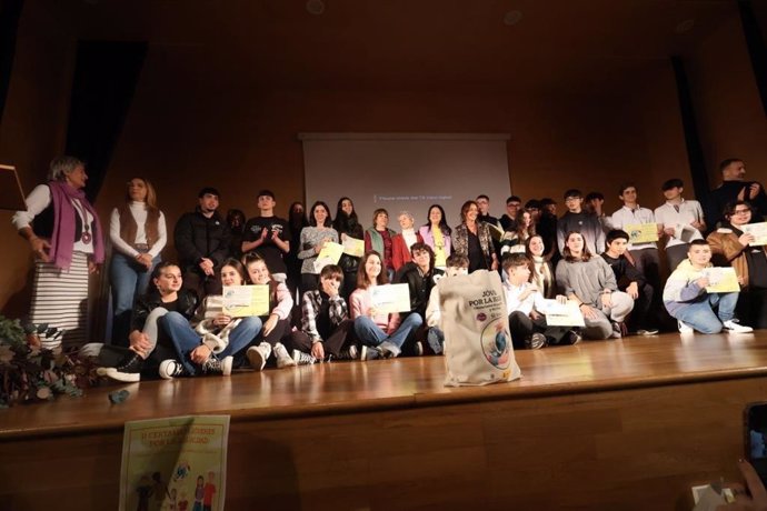 La Delegación de Igualdad del Ayuntamiento de Córdoba entrega los premios del II Concurso Jóvenes de la Igualdad, con 90 trabajos de alumnos de tercero y cuarto de ESO pertenecientes a 21 centros de la ciudad.