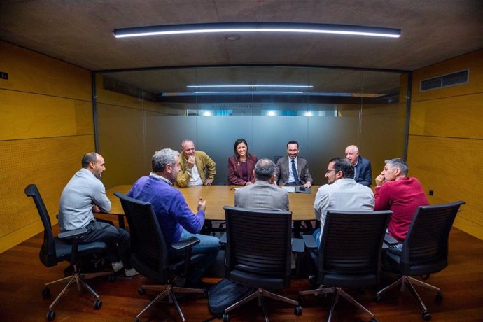 Reunión sobre las obras del nuevo estadio de fútbol en Bahía Sur.